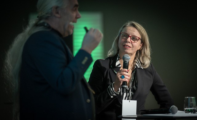 Lena Callne med mikrofon